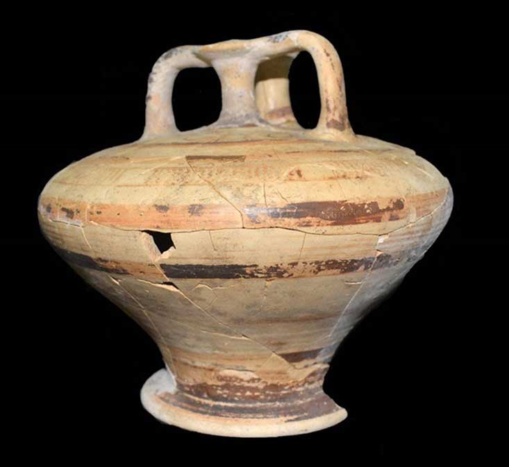 Una de las dos jarras decoradas con asas halladas en la tumba de la época micénica. (Giannis Galanakis)