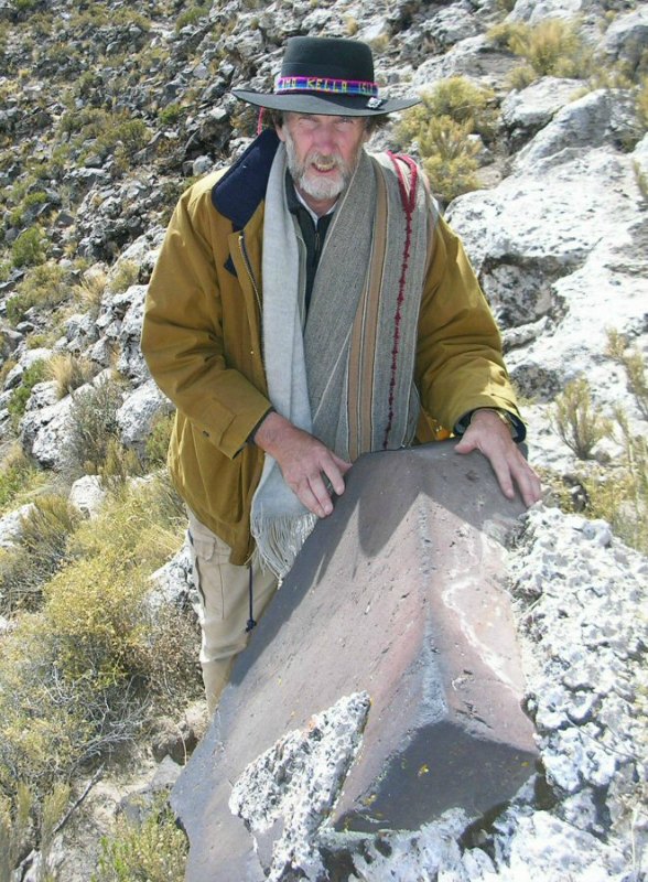 Jim Allen, autor de la teoría que defiende que el continente perdido de la Atlántida se encontraba en Sudamérica, junto a unas rocas talladas en el altiplano boliviano. (Fotografía: atlantisbolivia.org)