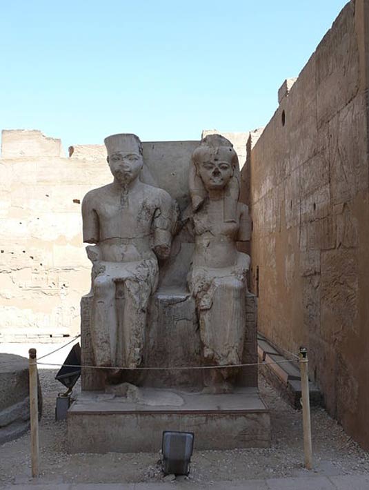 Estatuas de un joven Tutankamón y su consorte Ankenesamón en el exterior del templo de Luxor, Luxor, Egipto. (Ad Meskens/CC BY SA 3.0)
