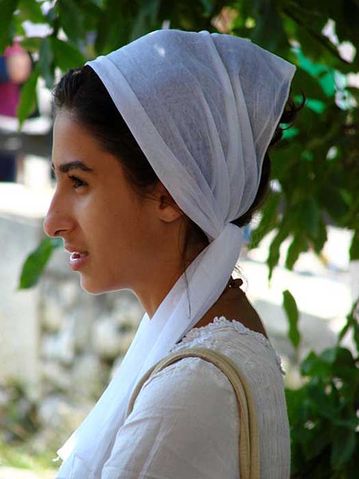 Mujer joven con vestimenta tradicional en una ceremonia religiosa, Constanza, Rumania, junio del 2007. (Adam Jones/CC BY SA 3.0)
