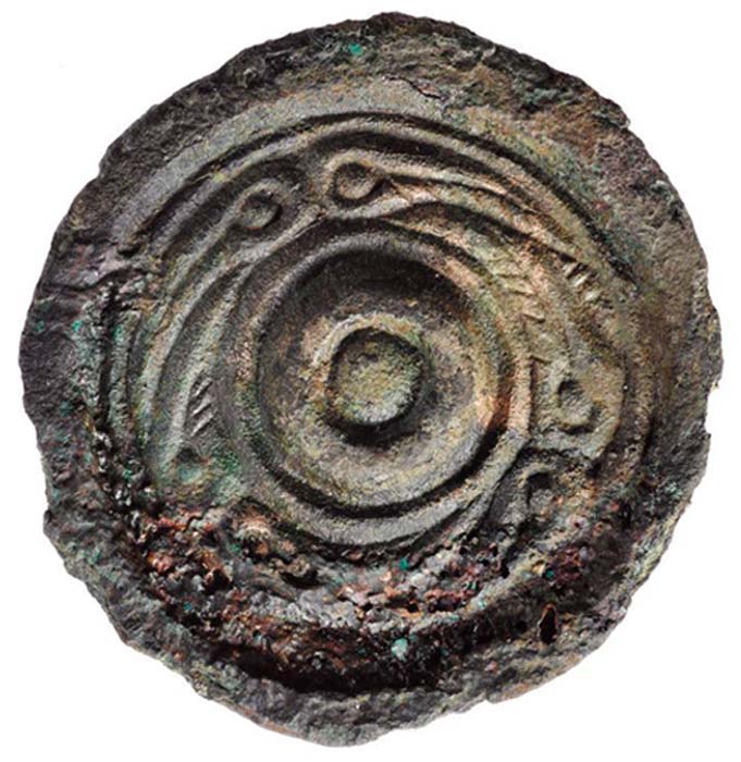 Joya de bronce de estilo anglosajón que originalmente se encontraba recubierta de oro y plata. Probablemente llegara a Trusty’s Hill como botín de algún saqueo. (DGNHAS / GUARD Archaeology Ltd)
