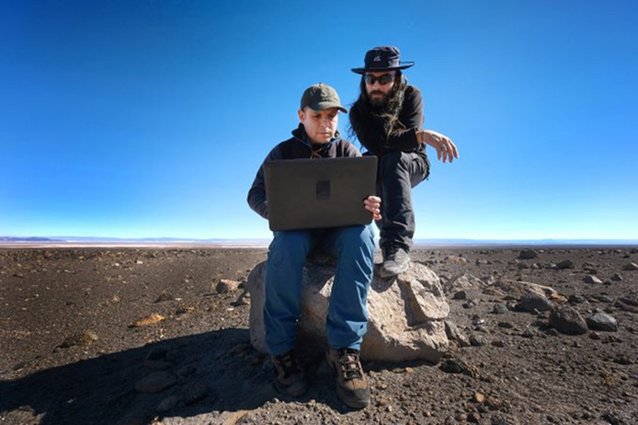 Juan CortÃ©s y Sergio MartÃ­n, astrÃ³nomos del ALMA, realizan trabajo de campo a fin de comprobar la alineaciÃ³n de los saywas con el sol y las diferentes constelaciones. Imagen: R. Bennett â€“ ALMA (ESO/NAOJ/NRAO)