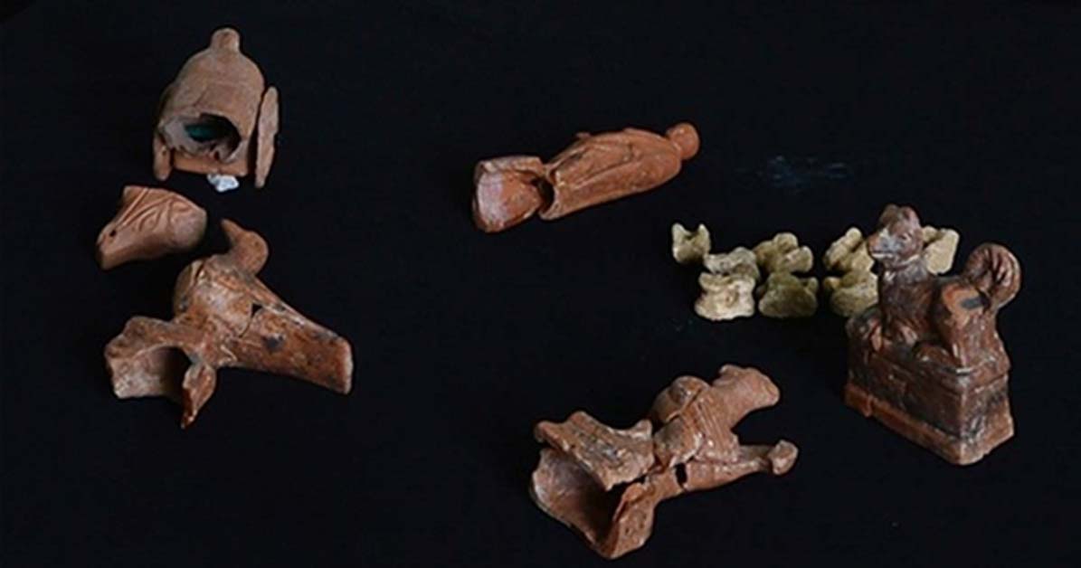 Juguetes descubiertos en antiguas tumbas de niños de Pario (Turquía).