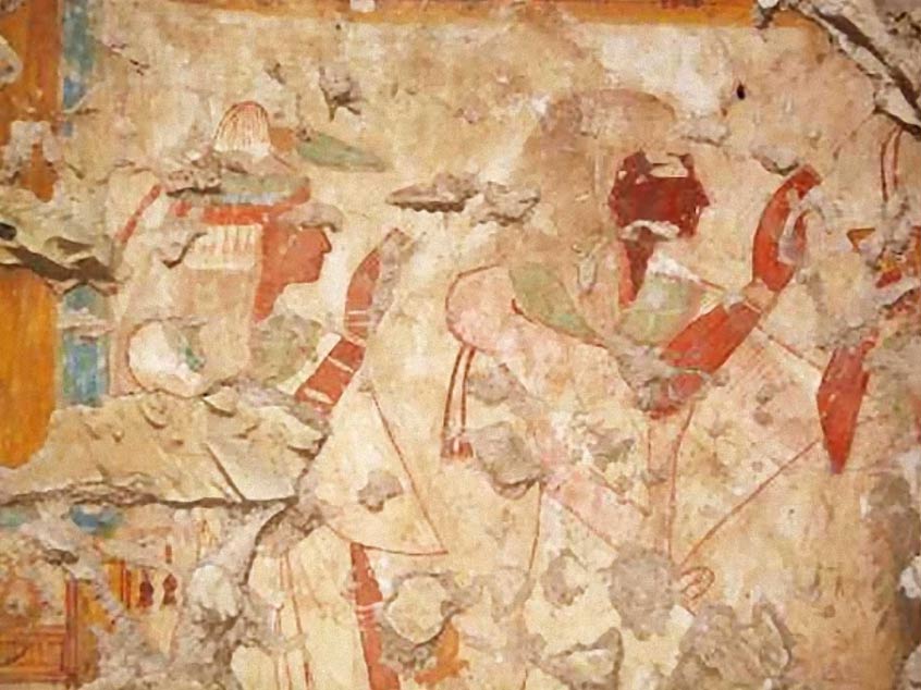 Khonsu y su esposa rinden culto a los dioses Osiris e Isis. Fotografía: Universidad Waseda