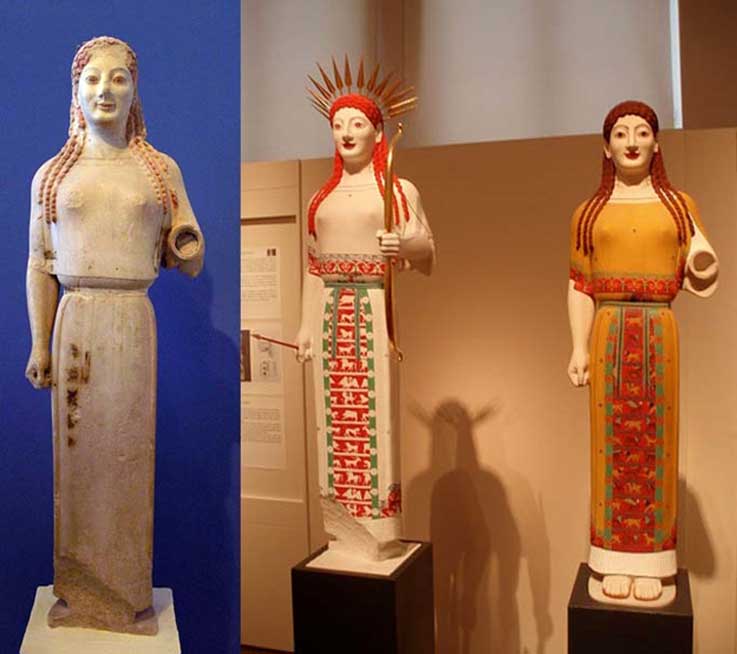 Izquierda: ‘Koré del peplo’, circa 530 a. C. (CC BY-SA 2.5) Derecha: reconstrucciones policromadas realizadas por el equipo de Brinkmann. La de la izquierda figura ser una efigie de Atenea. (CC BY-SA 2.5)