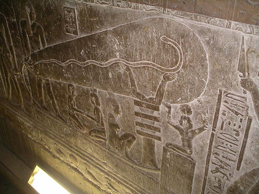 La conocida como “lámpara de Dendera”, relieve en piedra de una de las criptas del templo de Hathor en Dendera, Egipto. (CC BY 2.5) ¿Podrían los antiguos egipcios haber dispuesto de electricidad y de herramientas eléctricas para perforar y cortar el granito?