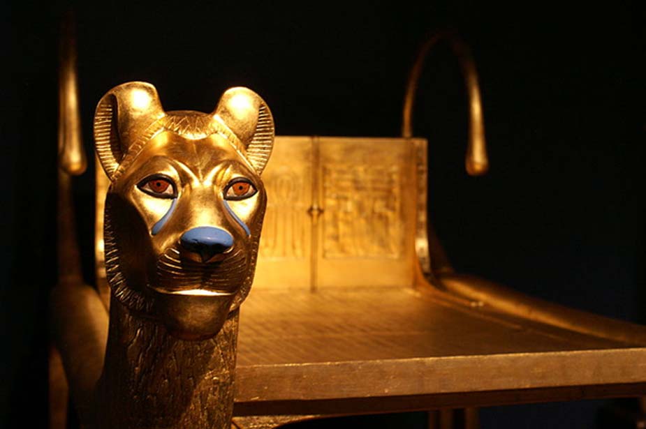 Detalle de los leones de oro de un lecho ritual hallado en la tumba. (CC by SA 3.0)