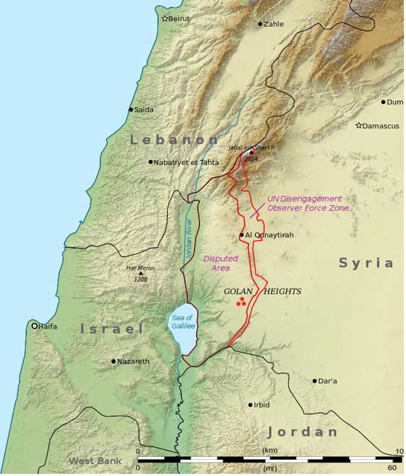 Los tres puntos rojos marcan la ubicación de Rujm el-Hiri, “el montón de piedras del gato salvaje”. (CC BY-SA 3.0)