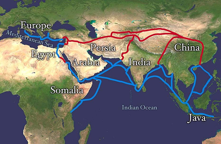 Trazado de la Ruta de la Seda. En color rojo la ruta terrestre y en azul la marítima, que también tenía sus peligros. (Dominio público)