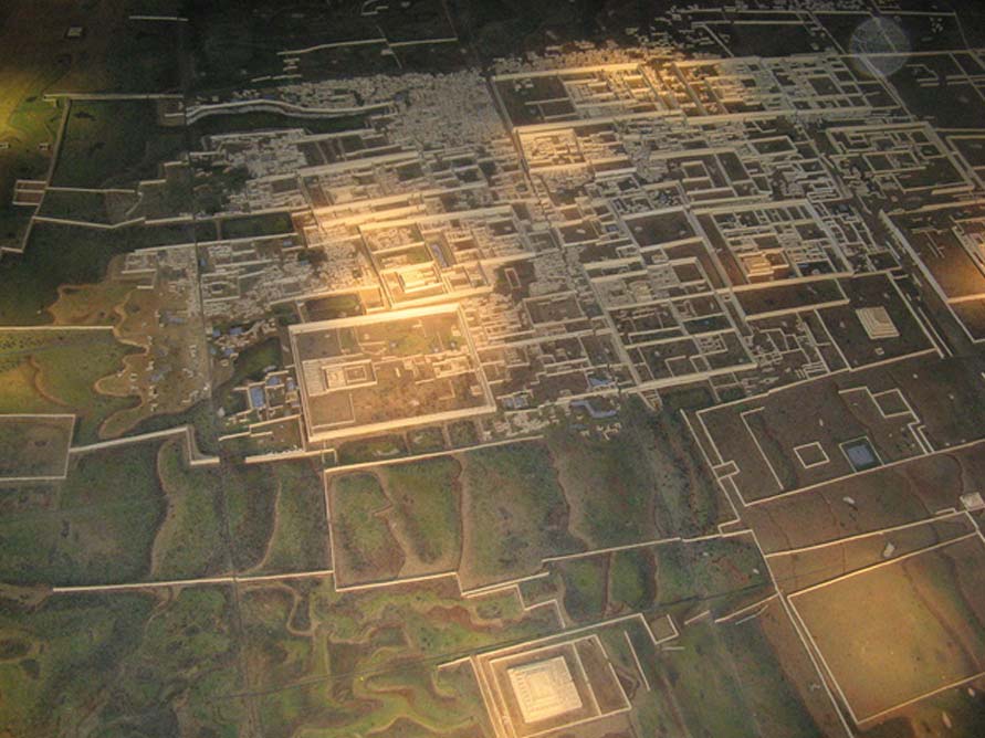 Esta maqueta de una vista aérea de la ciudad de Chan Chan demuestra lo grandioso que era el asentamiento en su época de máximo apogeo (Dominio público)