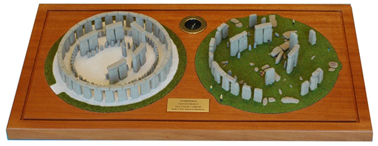 Las maquetas de Stonehenge realizadas por Lloyd Matthews: a la derecha, el famoso monumento megalítico en la actualidad. A la izquierda, su probable aspecto original. Fotografía: Lloyd Matthews
