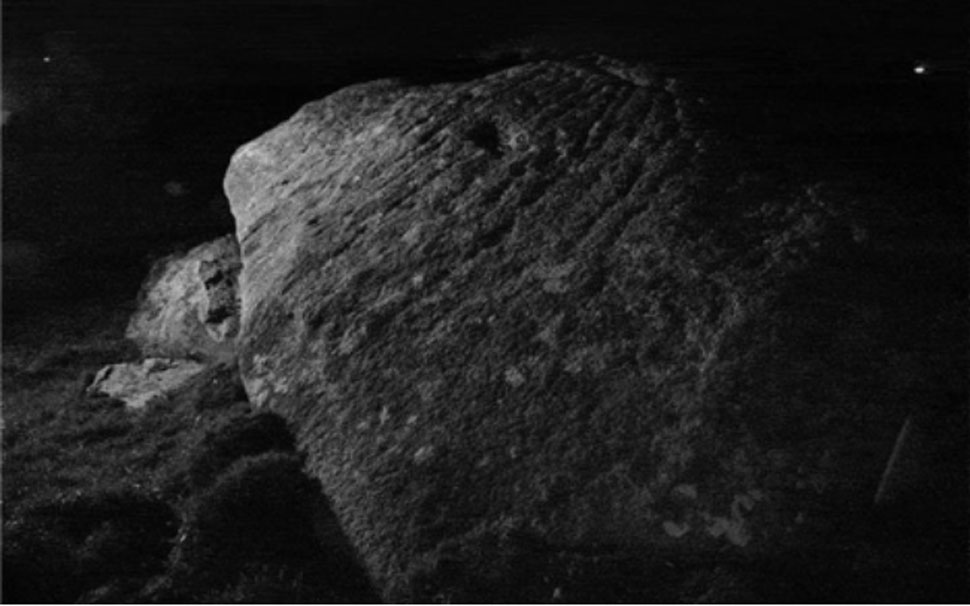 Las marcas sobre la piedra salieron a la luz gracias al ‘flash’ de una cámara, y en el pasado habrían podido observarse a la luz de la luna. Fotografía: Dr. Andy Jones