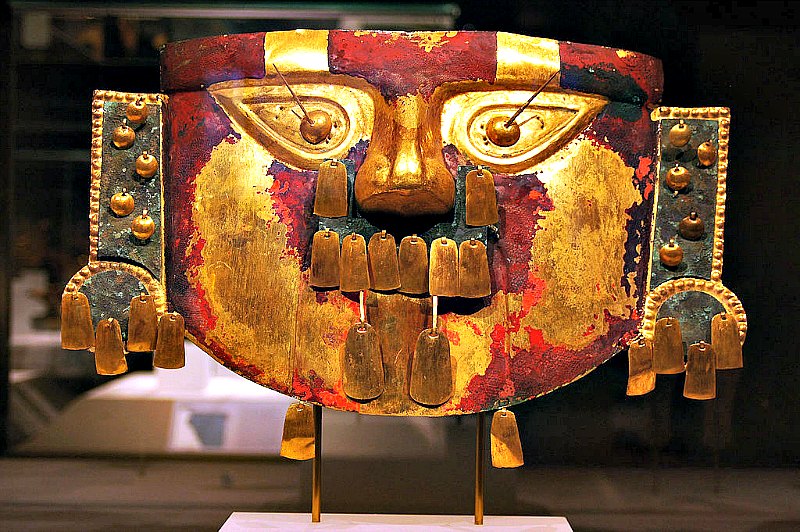 Máscara funeraria de la cultura lambayeque o Sicán hallada en Batán Grande. Museo de Sicán, Perú. (Sican123/CC BY-SA 4.0)
