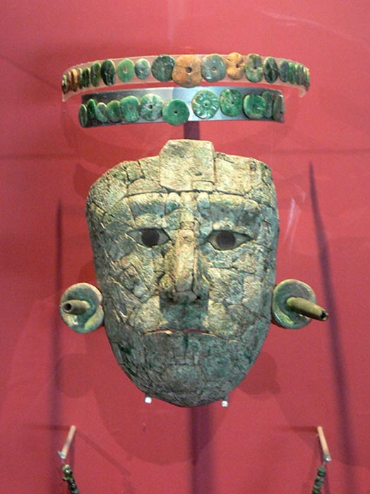 Máscara de la Reina Roja hallada en la tumba descubierta en el Templo XIII. La diadema y la máscara están hechas de piezas de jade y malaquita. (Wolfgang Sauber/CC BY SA 3.0)