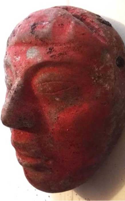 Máscara de jade del Enterramiento 80, pintada de rojo con pigmento de cinabrio. (Proyecto Arqueológico Waka’ y Ministerio de Cultura y Deportes de Guatemala)