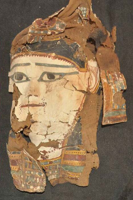 Máscara funeraria pintada que forma parte de uno de los ajuares funerarios hallados recientemente en Asuán. (Ahram Online)