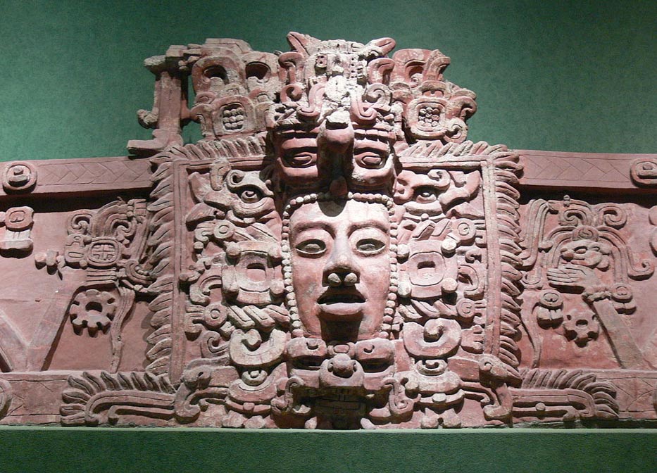 Máscara maya. Friso de estuco descubierto en Placeres, Campeche. Período Clásico Temprano (c. 250 d. C. – 600 d. C.) (CC BY-SA 3.0)