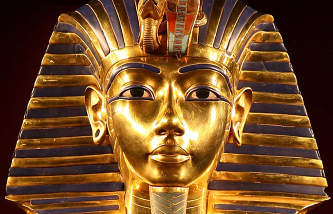 Detalle de la emblemática máscara de oro del faraón Tutankamón. (CC BY 2.0)