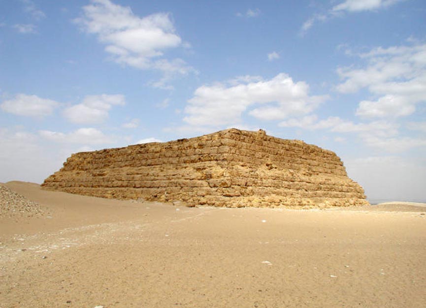 Antiguo prototipo de pirÃ¡mide: la Mastaba al-Firâ€™aun de Saqqara. Licencia pÃºblica.