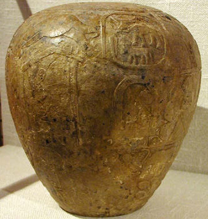 Detalle de la maza de Narmer, centro izquierda: el faraón Narmer sentado en un naos. (Public Domain)