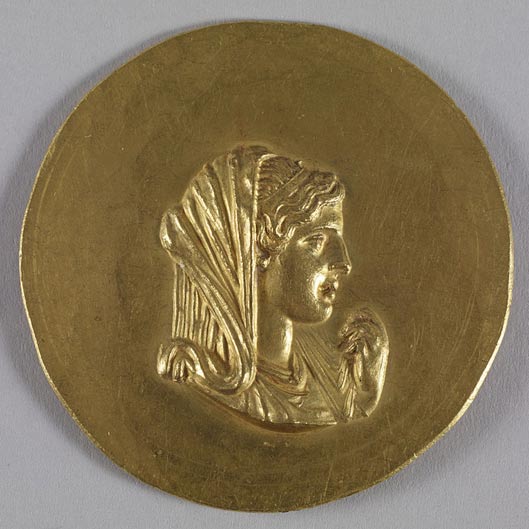 Medallón de oro de la Roma imperial con la efigie de Olimpia, madre de Alejandro Magno. (Public Domain)