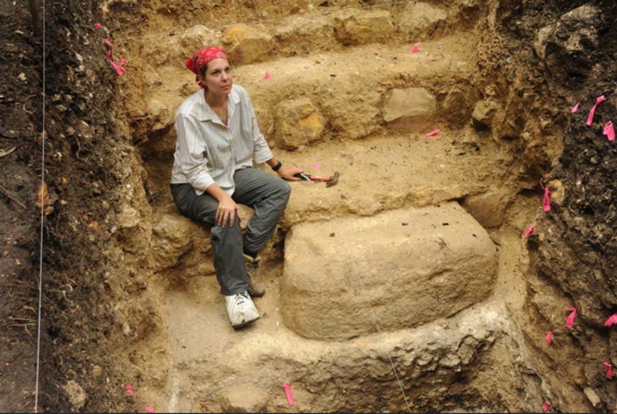 La estudiante de posgrado de la Universidad de Arizona Melissa Burham trabaja en un monumento de piedra erigido justo antes del colapso preclásico del siglo II d. C. (Fotografía: Takeshi Inomata)