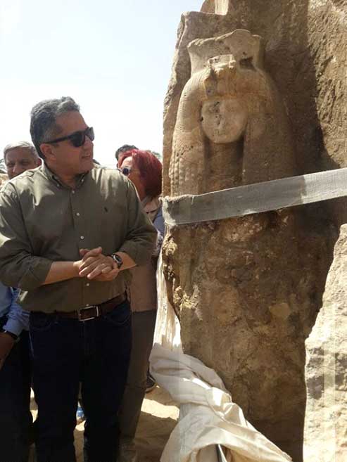 El Ministro de Antigüedades egipcio examina la estatua recientemente descubierta de la reina Tiy. (Fotografía: Ministerio de Antigüedades de Egipto)
