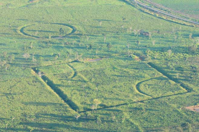 Las misteriosas figuras geométricas trazadas sobre el terreno se encuentran en la Amazonia. (archaeology & arts)