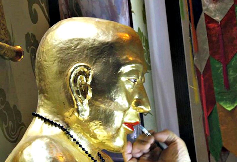 Detalle del aspecto que presentaba la momia, cubierta con capas de pintura de oro, como señal de respeto. (Fotografía: La Gran Época).
