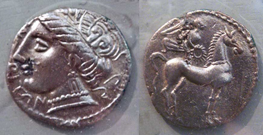 Monedas halladas en Ampurias, siglos V a. C. y I a. C. respectivamente. (CC BY SA 3.0)