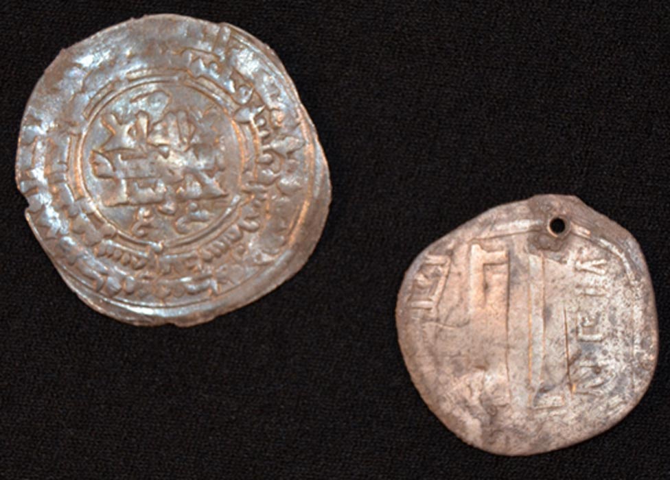 Las dos monedas de plata halladas en la tumba procedían de la región de Oriente Medio que hoy es Afganistán (Museo Silkeborg)