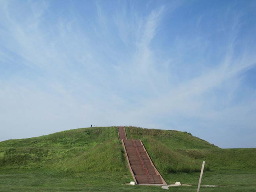 Monk’s Mound (Túmulo del Monje) en la ciudad nativa americana abandonada de Cahokia, Illinois. Este monumento se encuentra próximo a Etzanoa. (Public Domain)