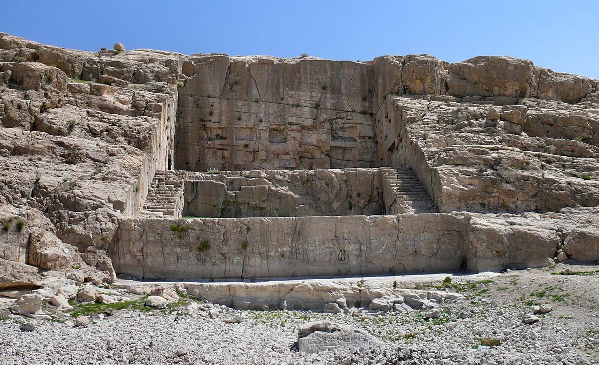 Kuh-e Rahmat, la montaña en la que los Aqueménidas, al excavar la roca, crearon el monumento de Qadamgah, aún en pie en la actualidad. Fotografía de Pontocello, 2009. (Wikimedia Commons)