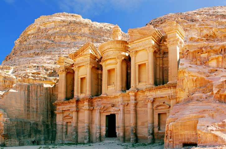 La monumental ciudad de Petra en el desierto jordano. (BigStockPhoto)