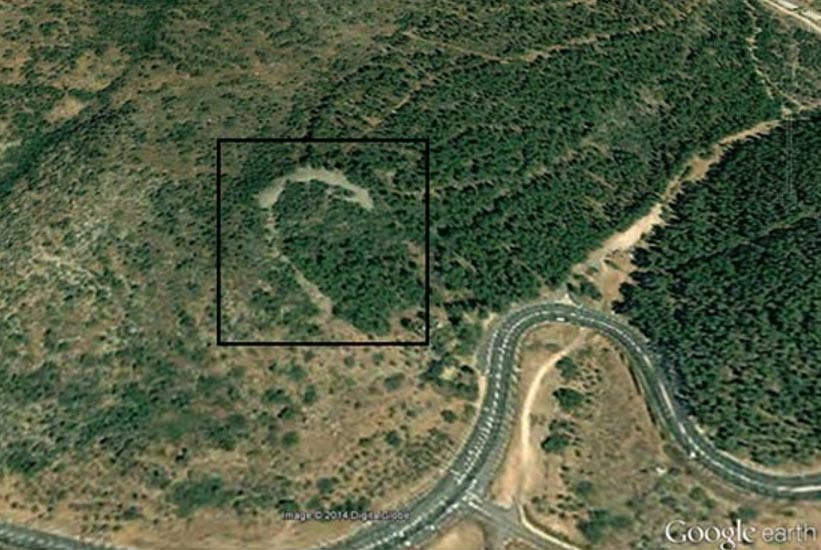 Unos 13 kilómetros al noroeste del mar de Galilea se ha identificado recientemente una construcción con forma de media luna que fue construida hace, aproximadamente, 5.000 años (Google Earth)