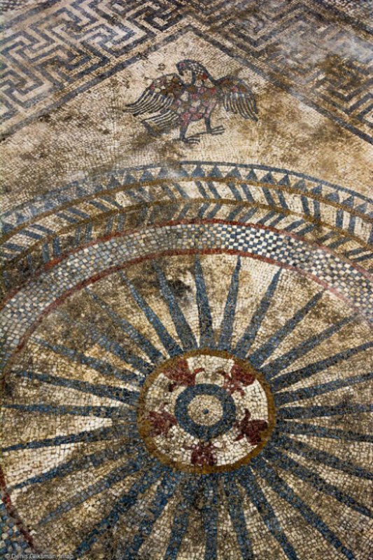 Un águila aparece como motivo ornamental de uno de los mosaicos romanos descubiertos recientemente en Francia. (Fotografía: RT/inrap.fr)