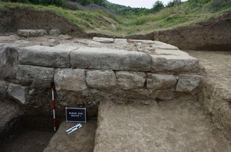 Se utilizaron bloques de piedra cortada para construir las sÃ³lidas murallas de Basania. (Imagen: M. Lemke/Science in Poland)