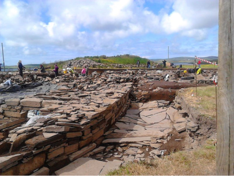 Excavaciones del Ness de Brodgar mirando en dirección sur a lo largo del muro occidental de la estructura nº1. (CC BY SA 4.0)