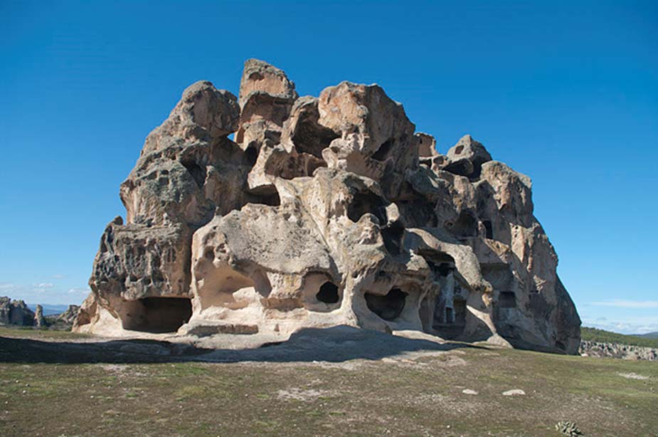 Vista de la cara nordeste de una necrópolis excavada en la roca con varias tumbas frigias. Esta necrópolis se encuentra al sur del Monumento de Midas, en Yazılıkaya (literalmente “roca inscrita”en turco), Eskişehir - Turquía. (Zeynel Cebeci/CC BY SA 4.0)