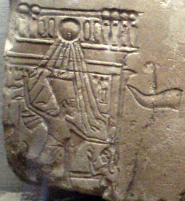 Nefertiti representada en una de las habituales escenas en las que un faraón (Nefertiti en este caso) golpea a los enemigos de Egipto. (CC BY-SA 3.0)
