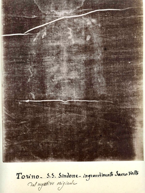 Negativo fotográfico del Sudario de Turín obtenido en 1898 por Secondo Pia y que sugiere una imagen en positivo. Esta imagen se ha convertido en uno de los símbolos de la devoción a la Sábana Santa de Jesús. Musée de l'Élysée, Lausana. (Public Domain)