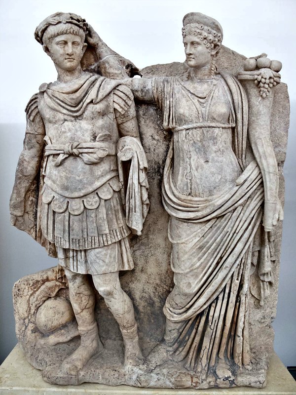 Agripina coronando con laurel a Nerón como símbolo del ascenso al poder de éste. Museo de Afrodisias, Turquía. (Carlos Delgado/CC BY-SA 3.0)