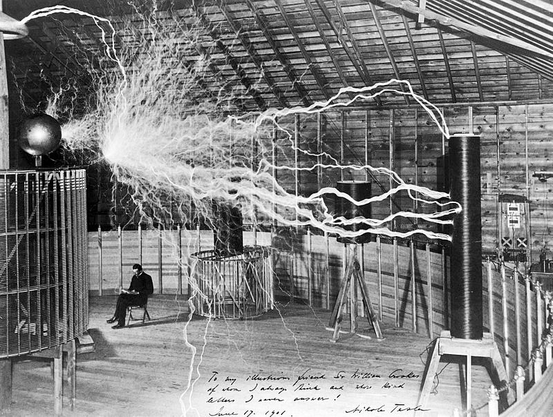 Nikola Tesla trabajando en su laboratorio de Colorado Springs, Estados Unidos, hacia el año 1900. (Dickenson V. Alley/CC BY-SA 4.0)