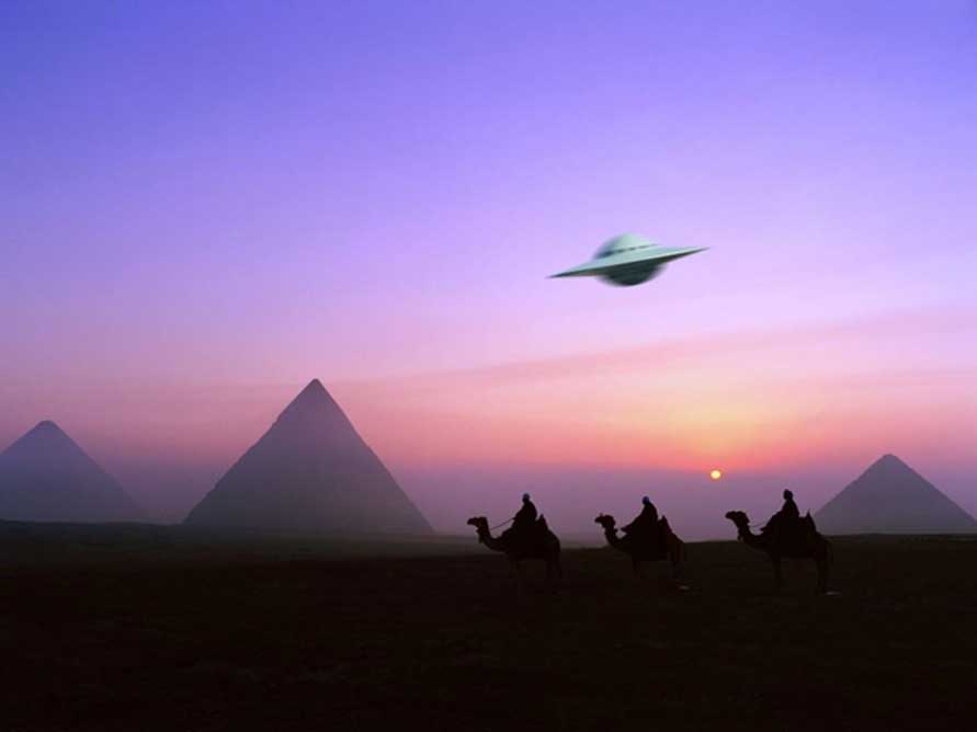 Imaginativa representación de un OVNI sobrevolando camellos y pirámides. (Planeta Azul)