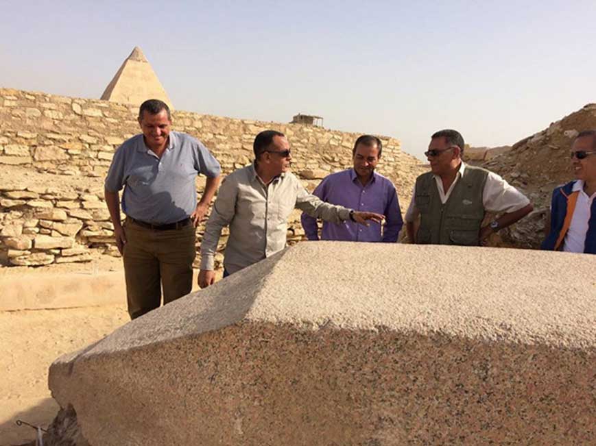El obelisco recientemente descubierto en Saqqara y dedicado a una reina del Imperio antiguo. Fotografía: Ministerio de Antigüedades de Egipto