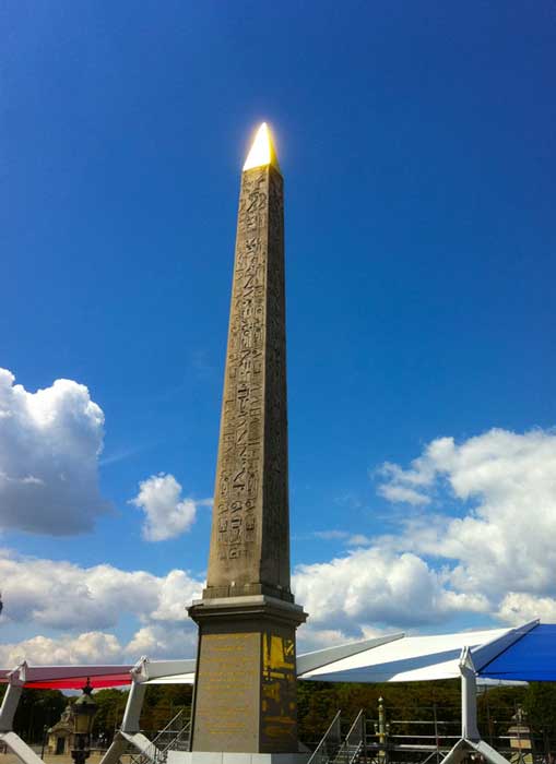Obelisco del templo de Ramsés II en Luxor, ahora en la Plaza de la Concordia de París (CC by SA 3.0). El obelisco regio recientemente descubierto habría tenido un aspecto similar al de éste en su momento de máximo esplendor, con una lámina de oro o cobre cubriendo su cúspide.