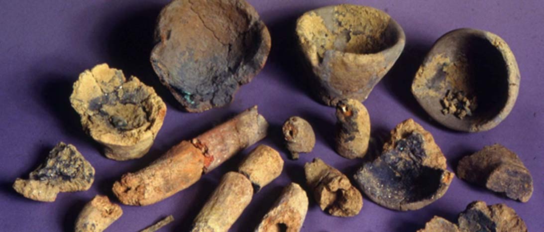 Objetos de metal, tubos, crisoles y escoria hallados en Tel Dan. (Escuela de Arqueología Bíblica Nelson Glueck)