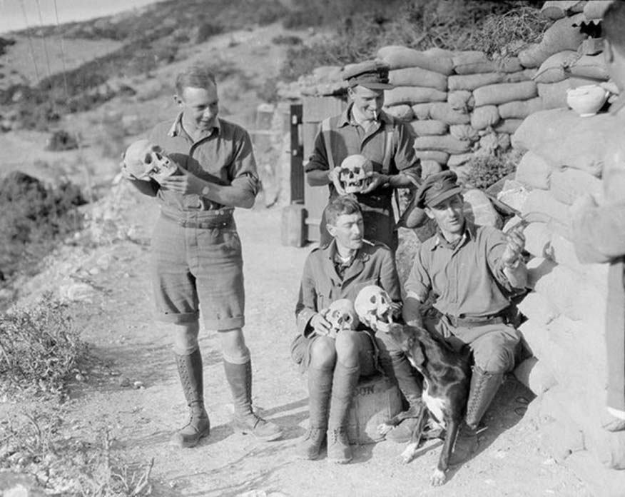 Oficiales del 2º de Infantería Ligera de Shropshire con cráneos desenterrados al cavar trincheras y fortificaciones en el antiguo asentamiento griego de Anfípolis, 1916. (Public Domain)
