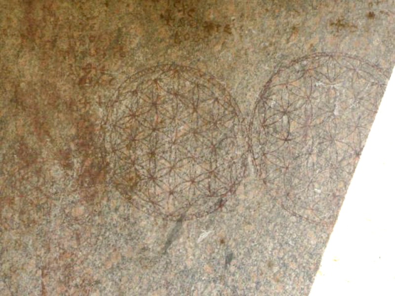 La flor de la vida, misterioso símbolo geométrico grabado sobre los muros del Osirión. (Fotografía: Historia Enigmática)