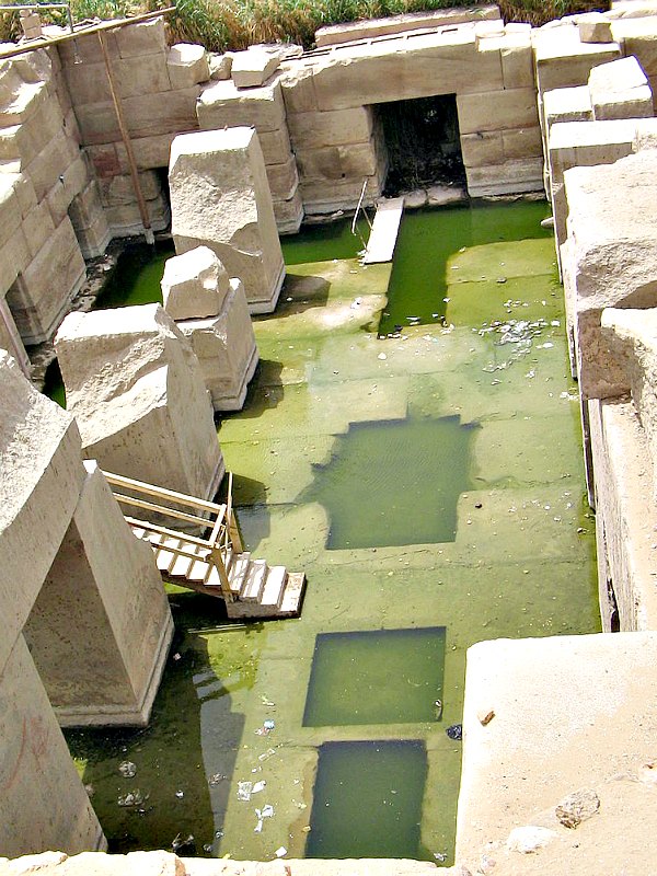 El Osirión en la parte posterior del templo de Seti I en Abidos. La entrada al Osirión, por debajo del actual nivel del terreno, se puede ver en la parte superior de la fotografía. (Steve F-E-Cameron/GNU Free)